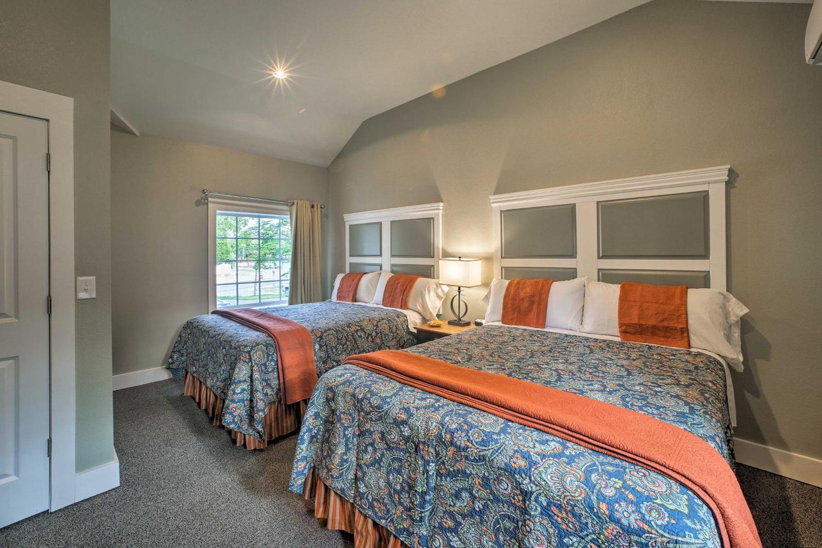 Cozy Cottage with Pool Access in Downtown Branson! Main image 1