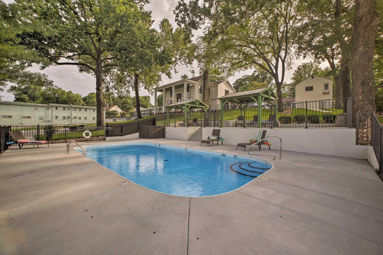 Cozy Cottage with Pool Access in Downtown Branson! Main image 2